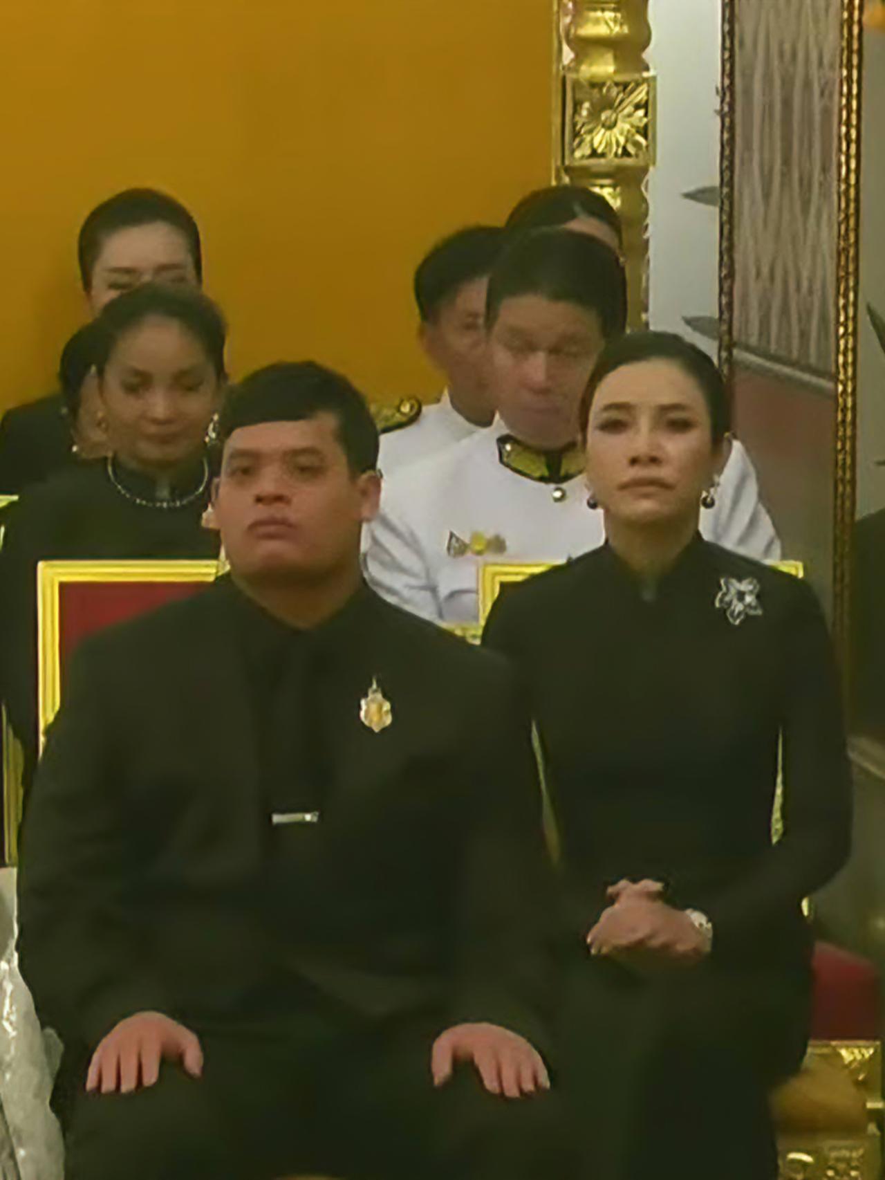 泰国王室最新公务照，诗妮娜镜头少得可怜11月4日晚7时19分，国王与王后，在大