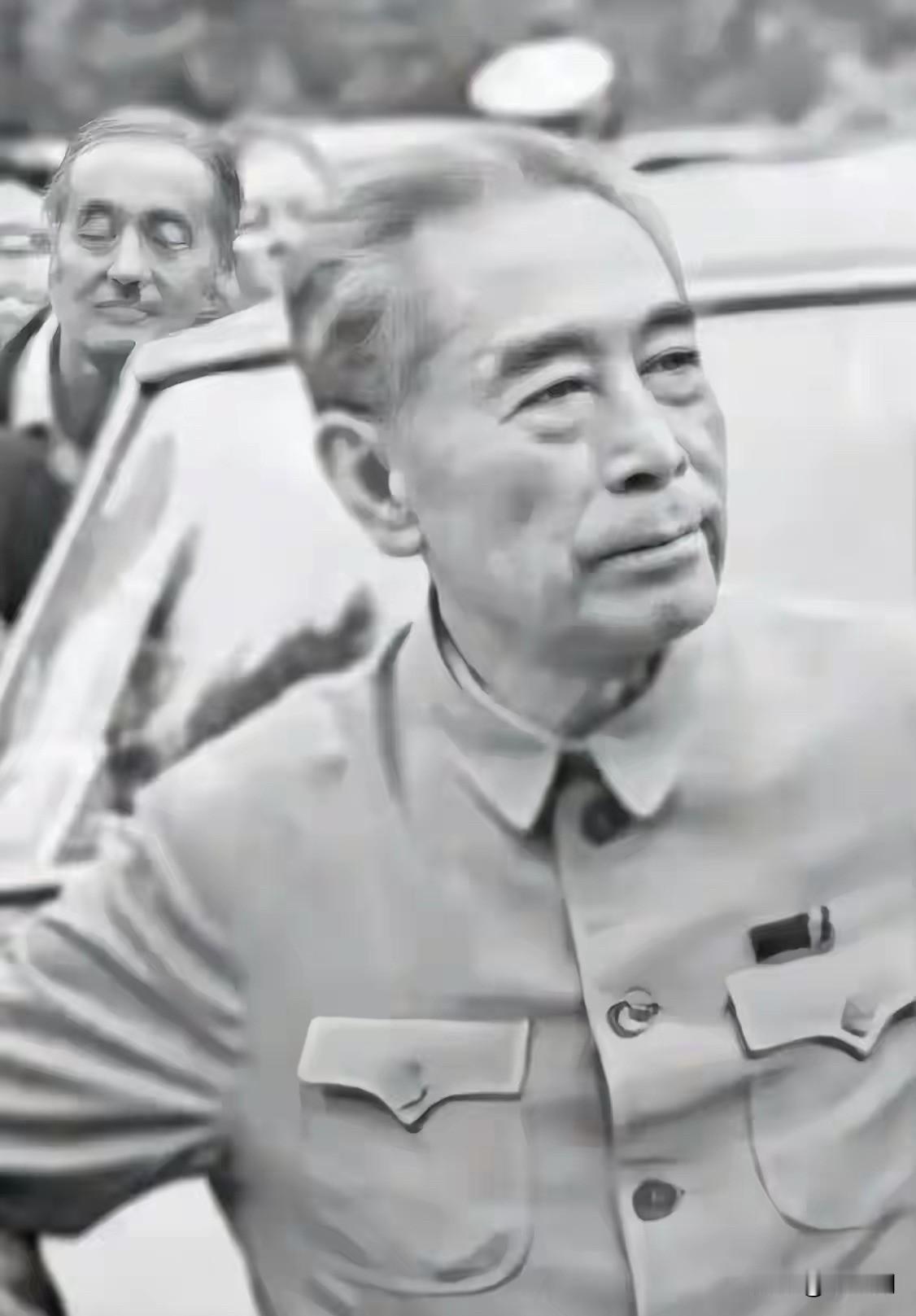 1975年5月7日，周总理到北京医院探望谭震林。谈到自己的病情，他平静地说：“我