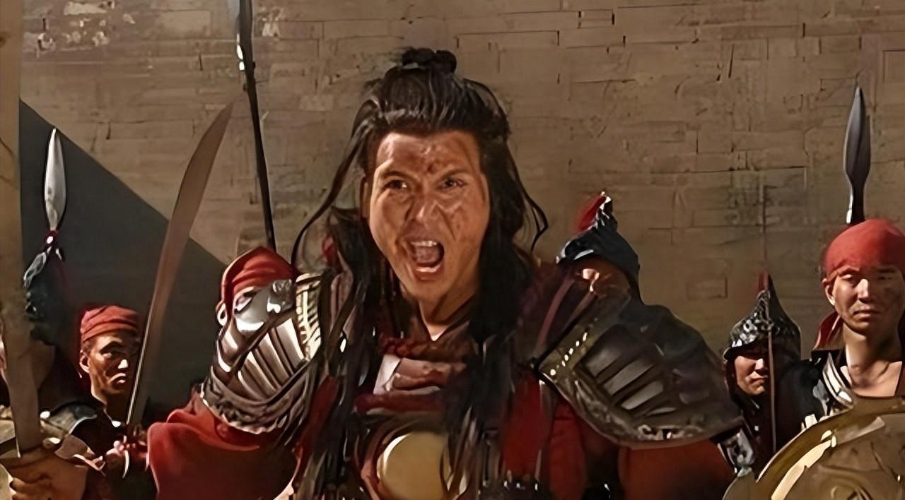 张献忠打下成都后进了蜀王府，士兵突然发现大门上摆着个奇怪物件。裹着金箔的人皮做成