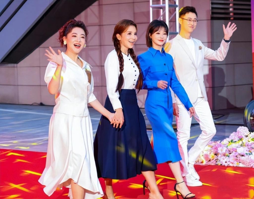 央视4位主持人同框：最抢镜的就是神清骨秀、柔发覆额、身着蓝色衬衫裙的胡蝶，梳