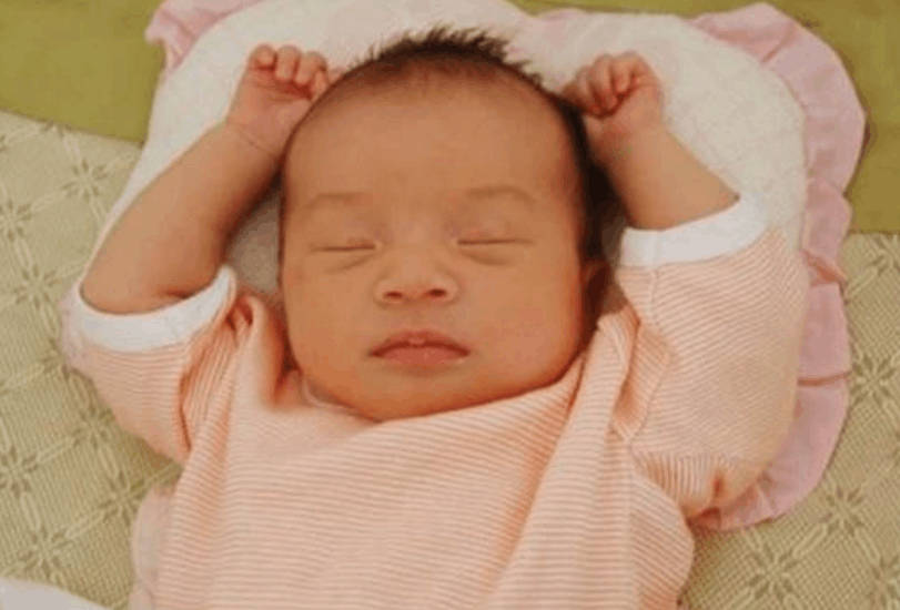 宝宝举起小手睡觉, 其实宝妈不用这么担心