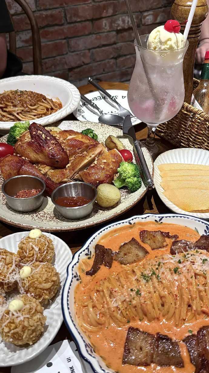 当和不会拍照的朋友一起吃漂亮饭