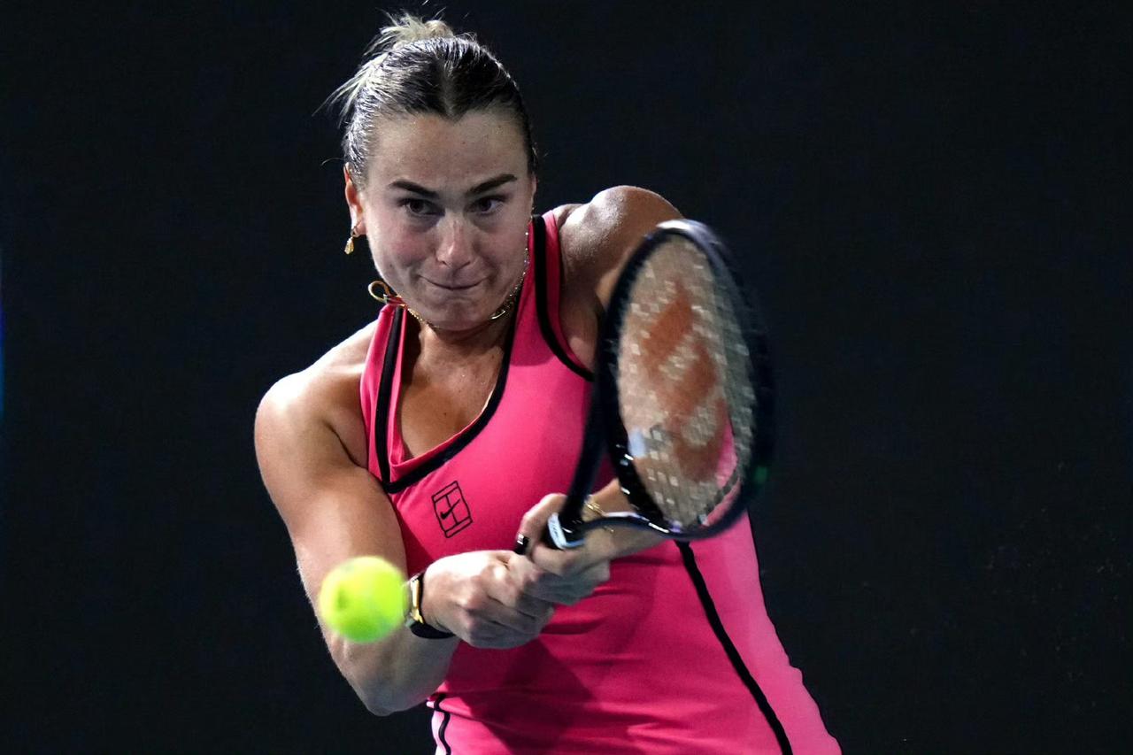 在2026年WTA迈阿密站女单半决赛中，头号种子萨巴伦卡以6-4、6-3力克莱巴