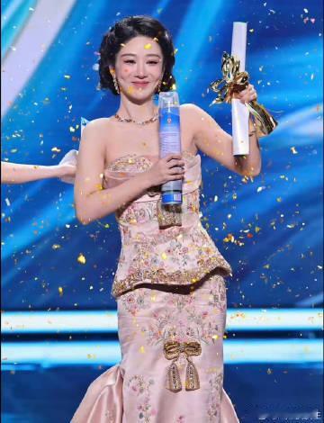 这两天的热搜挺热闹，金鹰奖提名一出来，各家粉丝就开撕了，从演技派到流量...