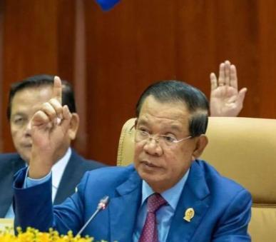 洪森原来是红色高棉的一个叛徒，他叛变后，就委身于入侵柬埔寨的越南，表现得是唯命是