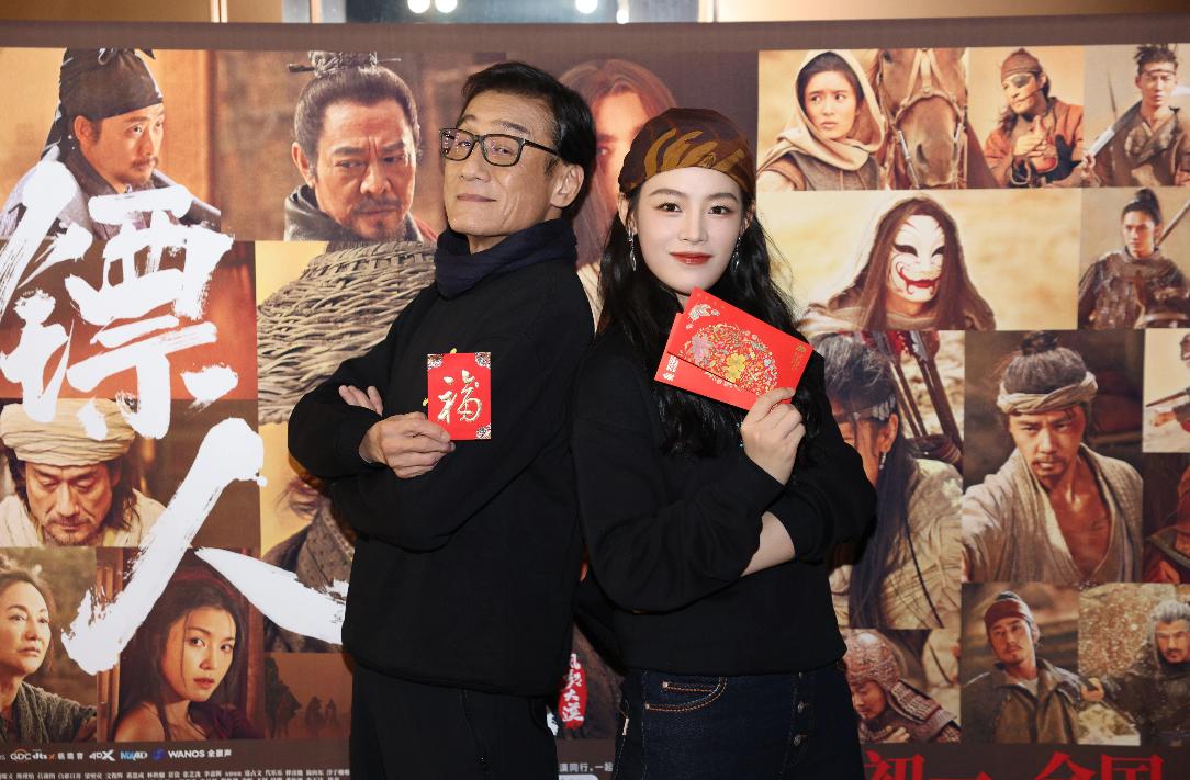 左边是梁家辉，1958年出生，身高178cm。右边是陈丽君，1992年出生，身