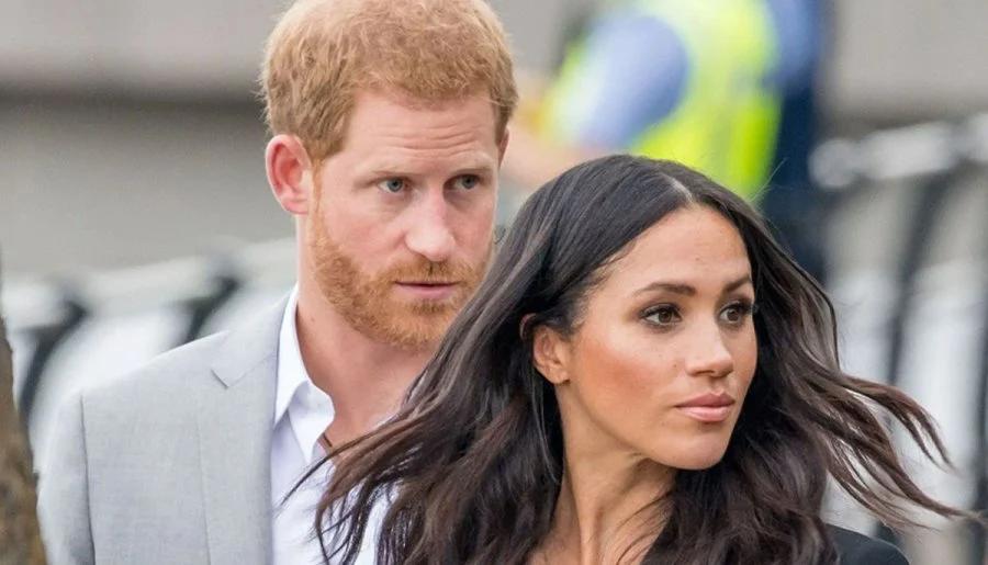 特朗普回怼哈里：你算老几，替英国发声？查尔斯三世还没登上飞往美国的专机，他那个