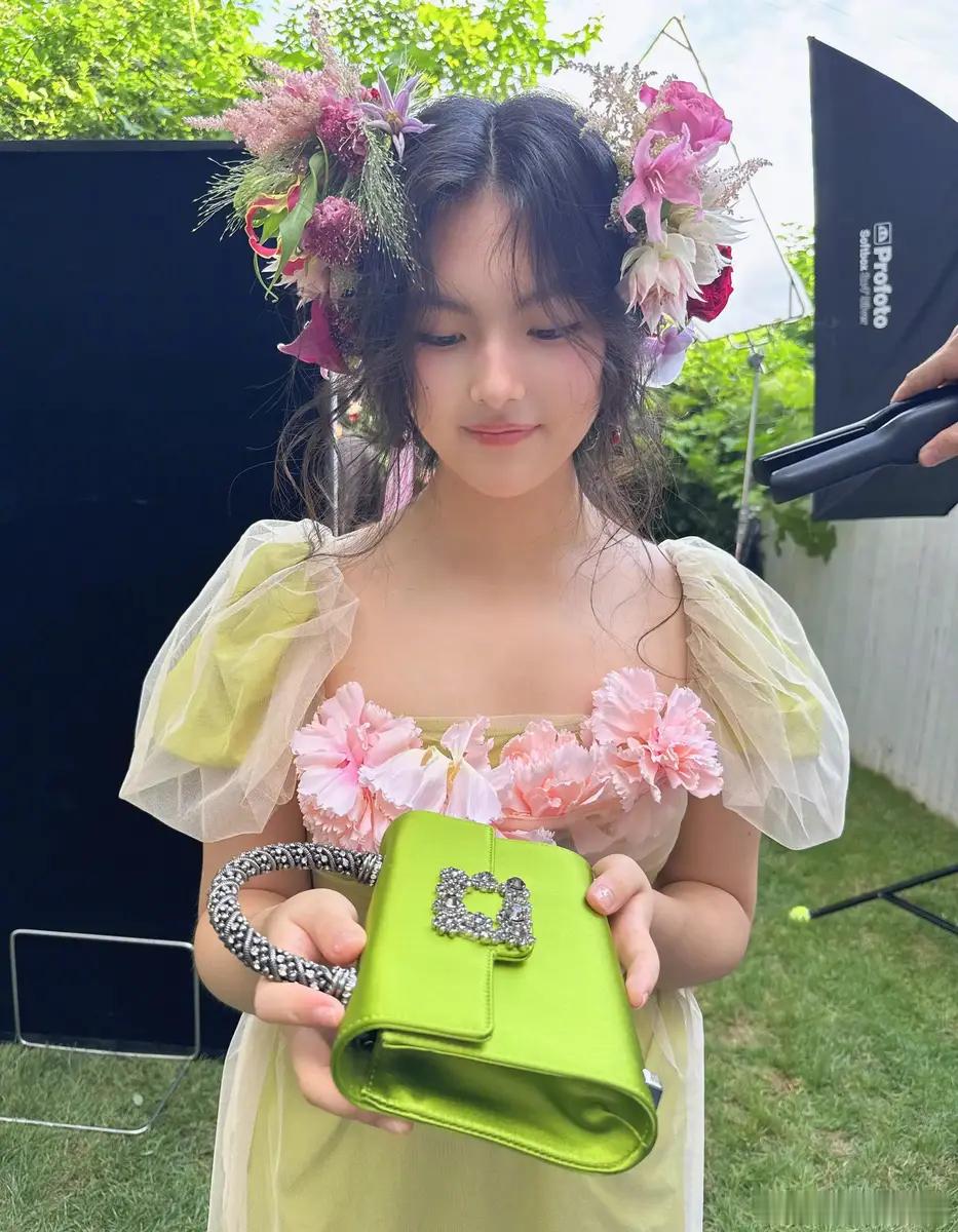 李湘晒女儿一组幕后花絮照王诗龄穿仙气裙子甜美可爱​​​