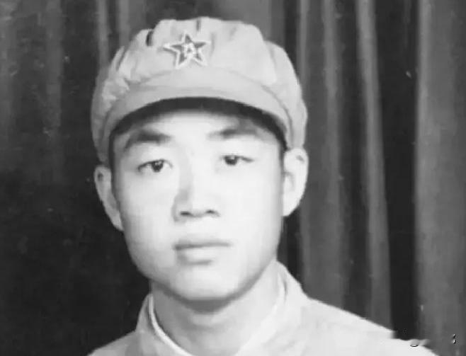 1951年，一个15岁新兵擦大炮，埋头看瞄准镜，却突然瞅见，敌人的阵地上出现了一