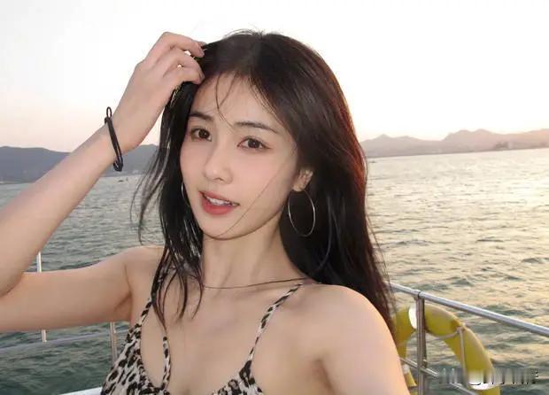 这个假期她太嗨啦，豹纹吊带出海游玩，展现自然甜美与性感魅力。5月1日，知名女演员