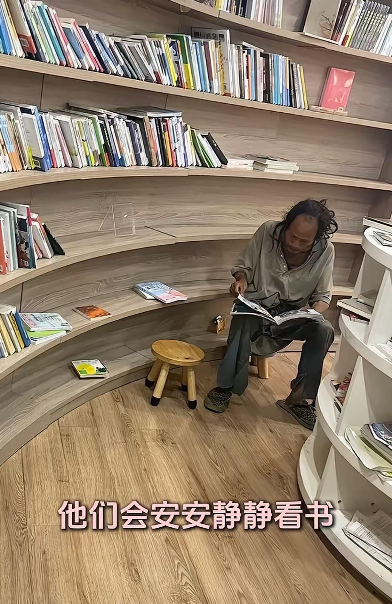 “杭州图书馆的格局真的太大了！”一个流浪汉跑到图书馆看书，有人看到后不愿意了，觉