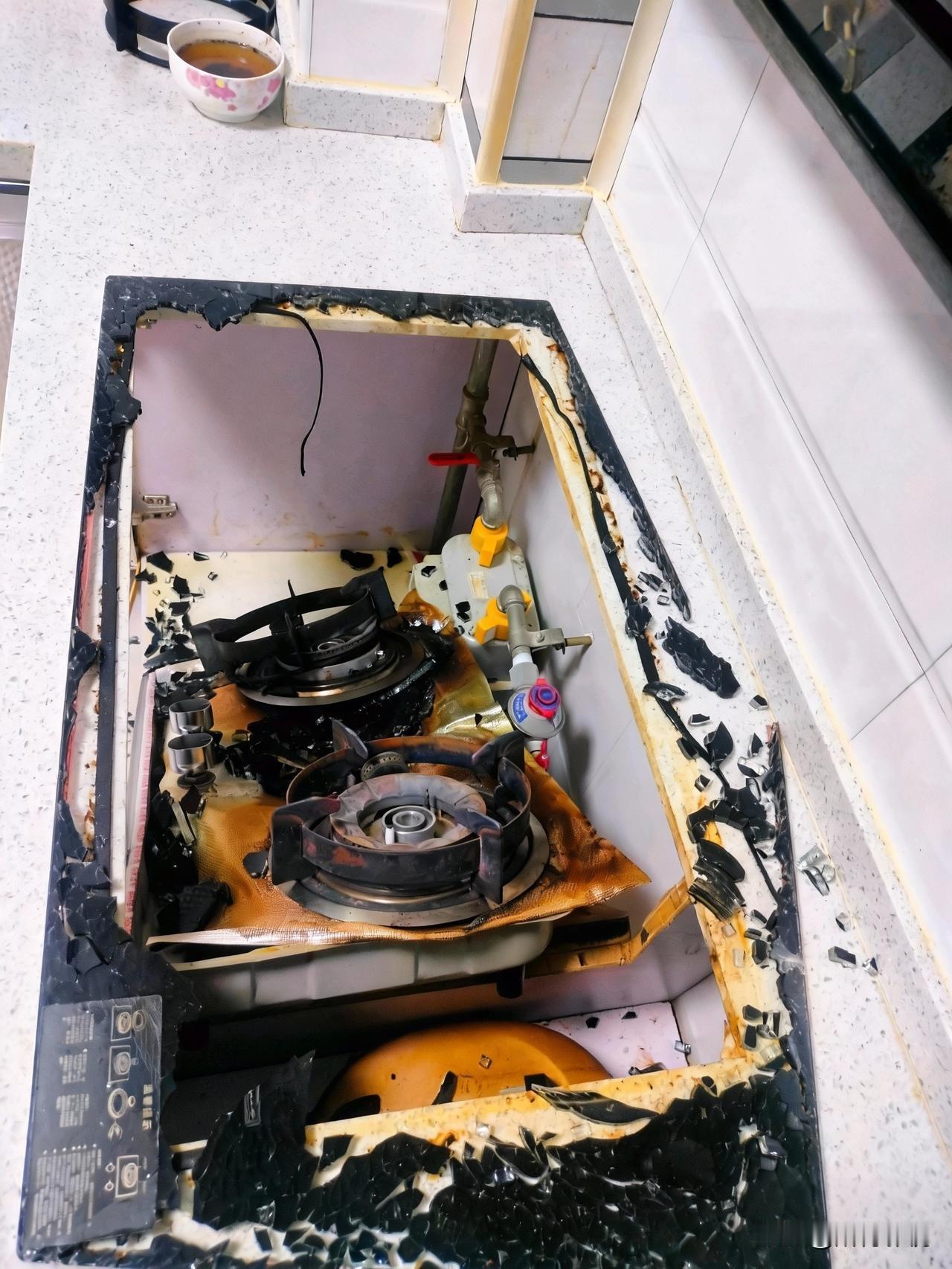 燃气灶才用了4年，啥牌子的了我也忘了，应该也不是很贵，今天早上准备做早餐，刚打着