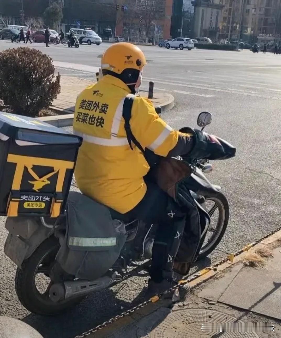 2022年，我邻居老高的工厂工厂倒闭了，找了一个月工作后，他开始跑外卖，这份工作