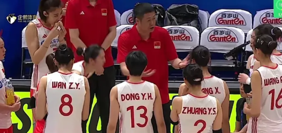 中保女排   第五局新队员上来状态很紧，在比分2:5落后时换上了龚翔宇稳定军心