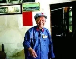 1937年马家军押解一队西路军女俘虏去青海，途中休息时，一匪兵朝周围看了看，压低