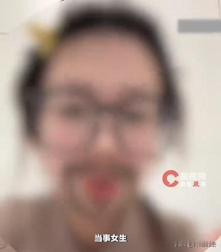 一个4岁的男孩路过后，女子非要拽住孩子的脖子斥责“你为啥摸我屁股”！毛头小孩估计