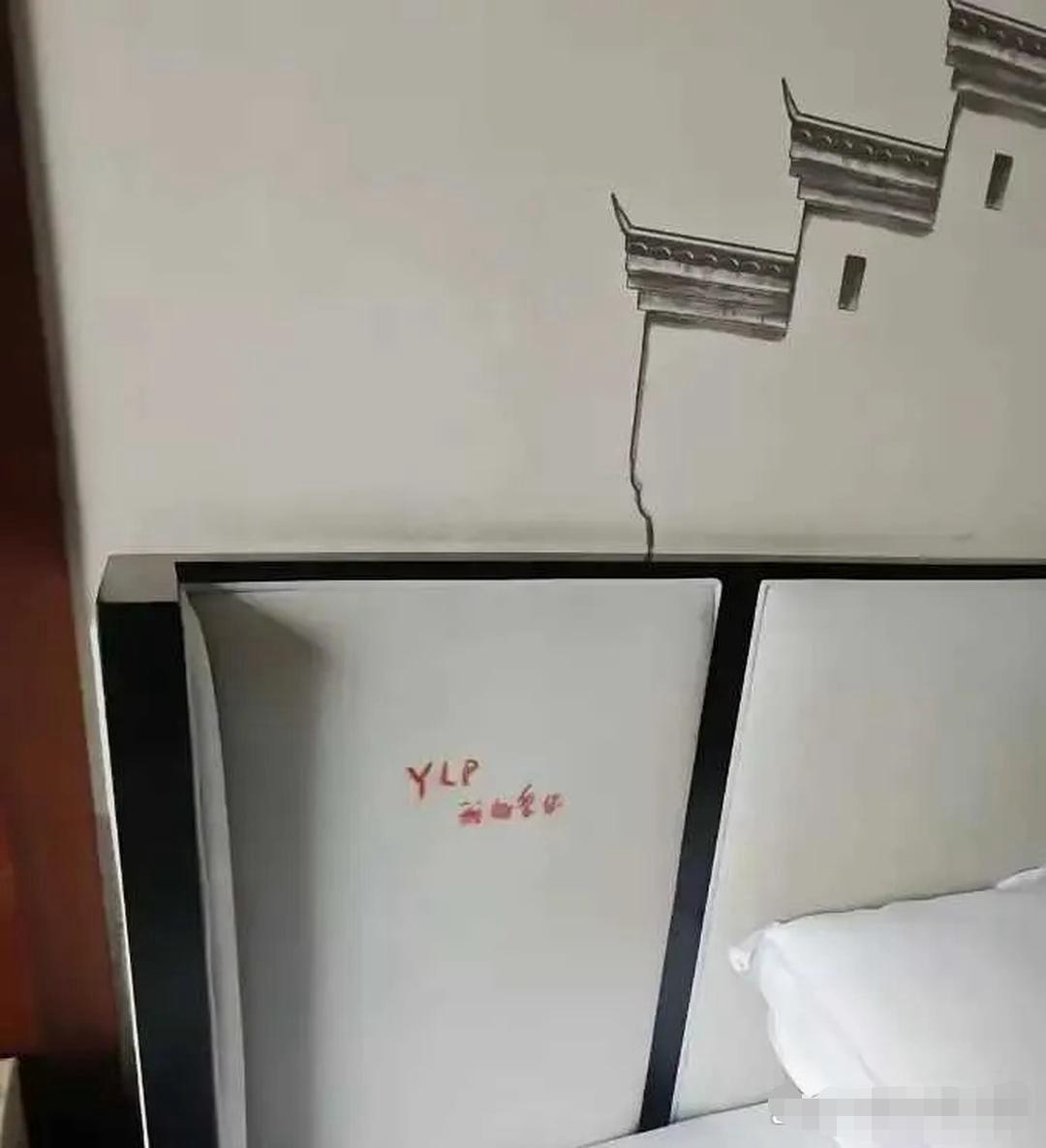 住小宾馆看到的，这也太疯狂了