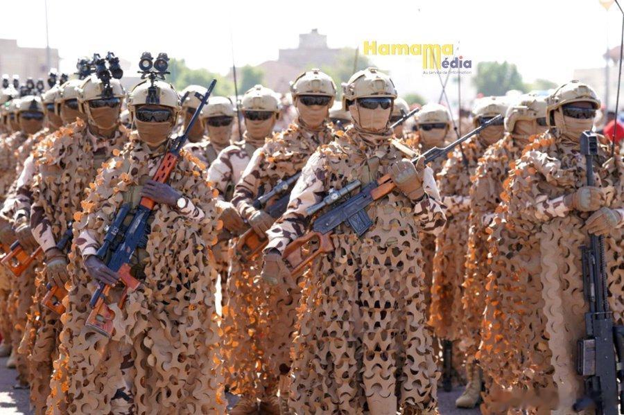 乍得国民军的狙击手，端着一把中国造的紫江M99反器材步枪。这枪口径十二点七毫米，