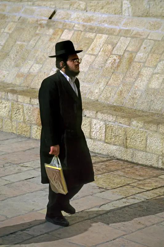 全球约一半犹太人居住在以色列，另一半散居海外。二者血脉、宗教、文化深度相连，但并