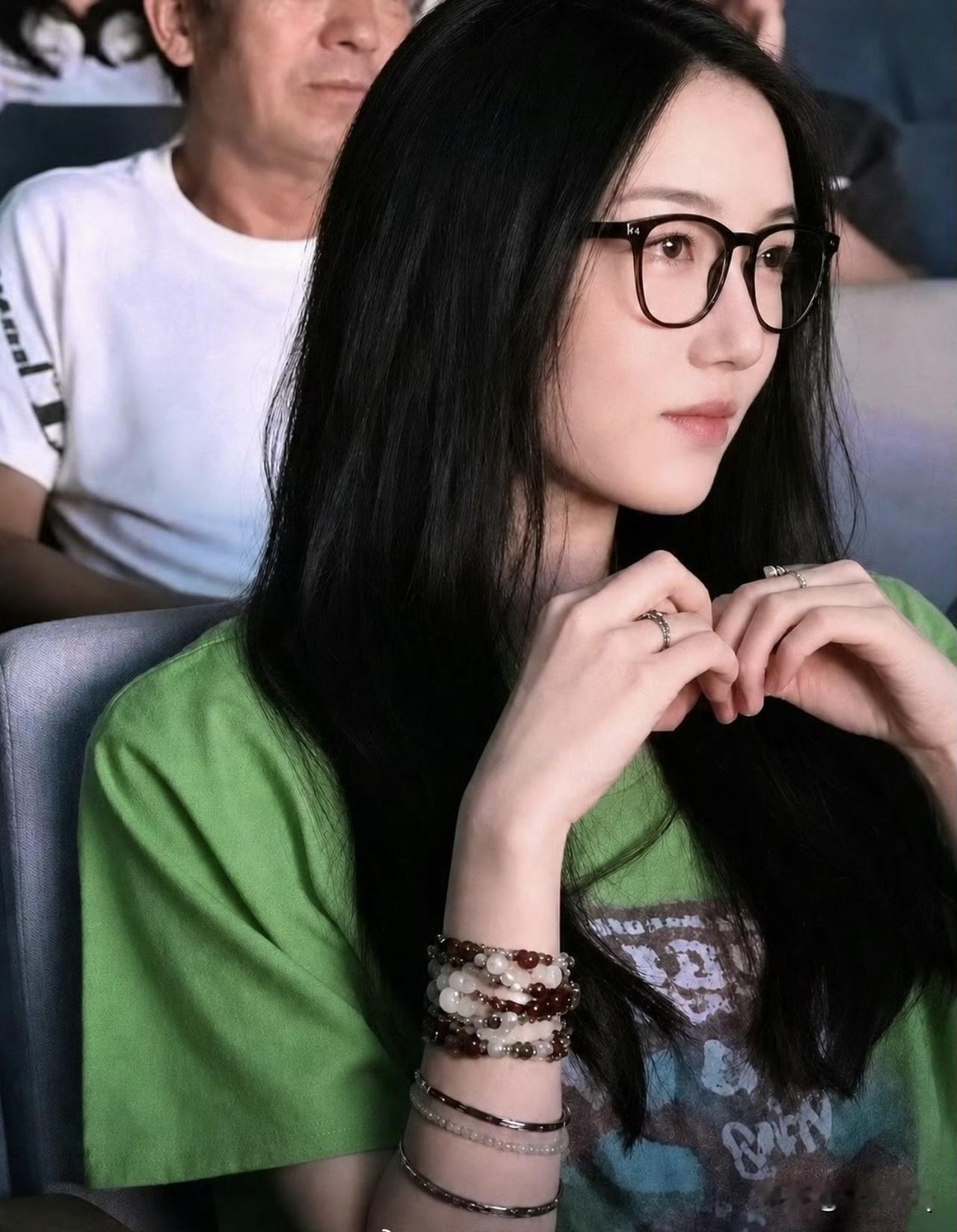 女大十八变，越变越漂亮。20岁出头的李嫣长得像李亚鹏，但气质高冷完全随王菲。她足
