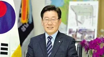李在明支持率高民众看好李在明总统最近的支持率飙升到了64