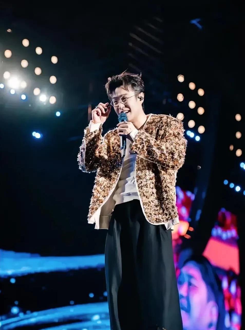突然明白小沈阳夫妇这两年为什么疯狂开演唱会不是事业心突然雄起，是因为要花钱的