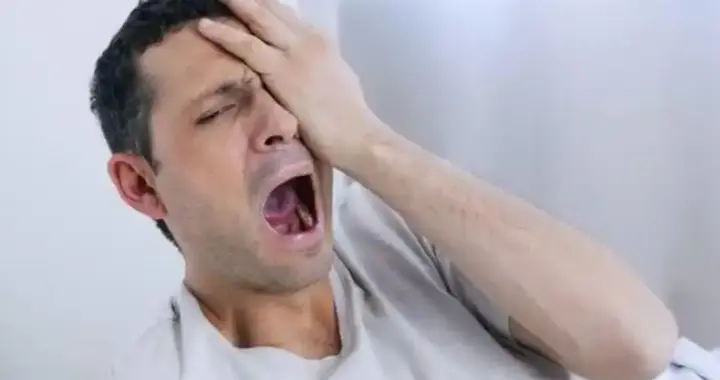 晚上睡觉时, 这3处莫名发“麻”要警惕, 或是脑梗发出的信号