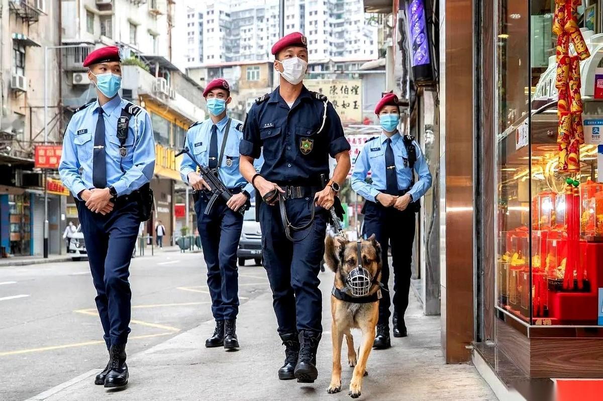 澳门有个数据，不提你根本想不到。64万人的地方，塞了整整2.6万名警察。这是什