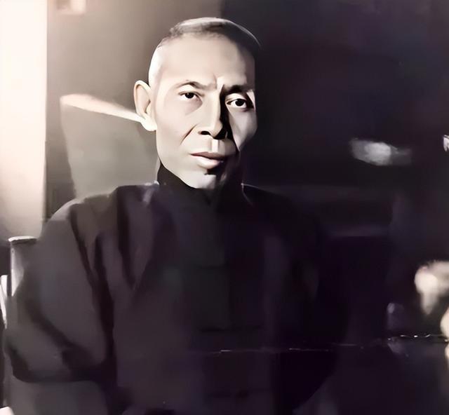 45万美元撑不过两年杜月笙到香港第18个月，账上只剩3万港币。哮喘发作要吸鸦片