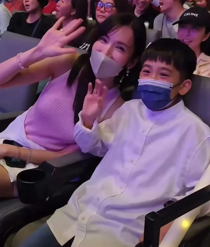 -林志颖携三子现身演出！15岁Kimi瘦身后眉眼俊朗，星范儿十足引关注