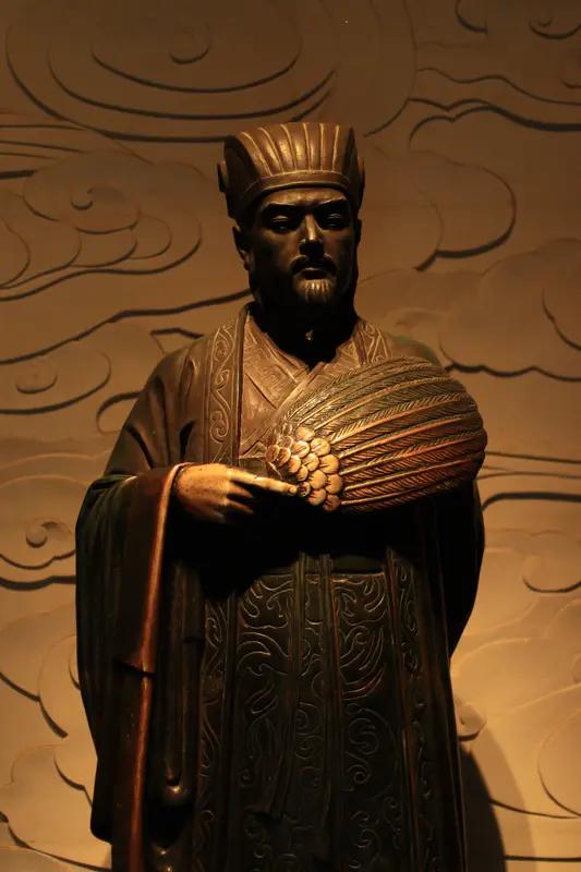 诸葛亮不投奔曹操、孙权，这原因啊，现实得就像兜里没钱买不了糖。先说曹操，那时候