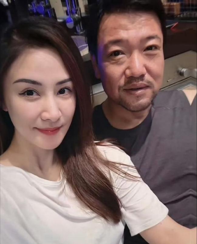 -贾玲减肥成功后，害了不少人！近日，贾冰的妻子晒出他减肥成功的照片，惊呆众人。但