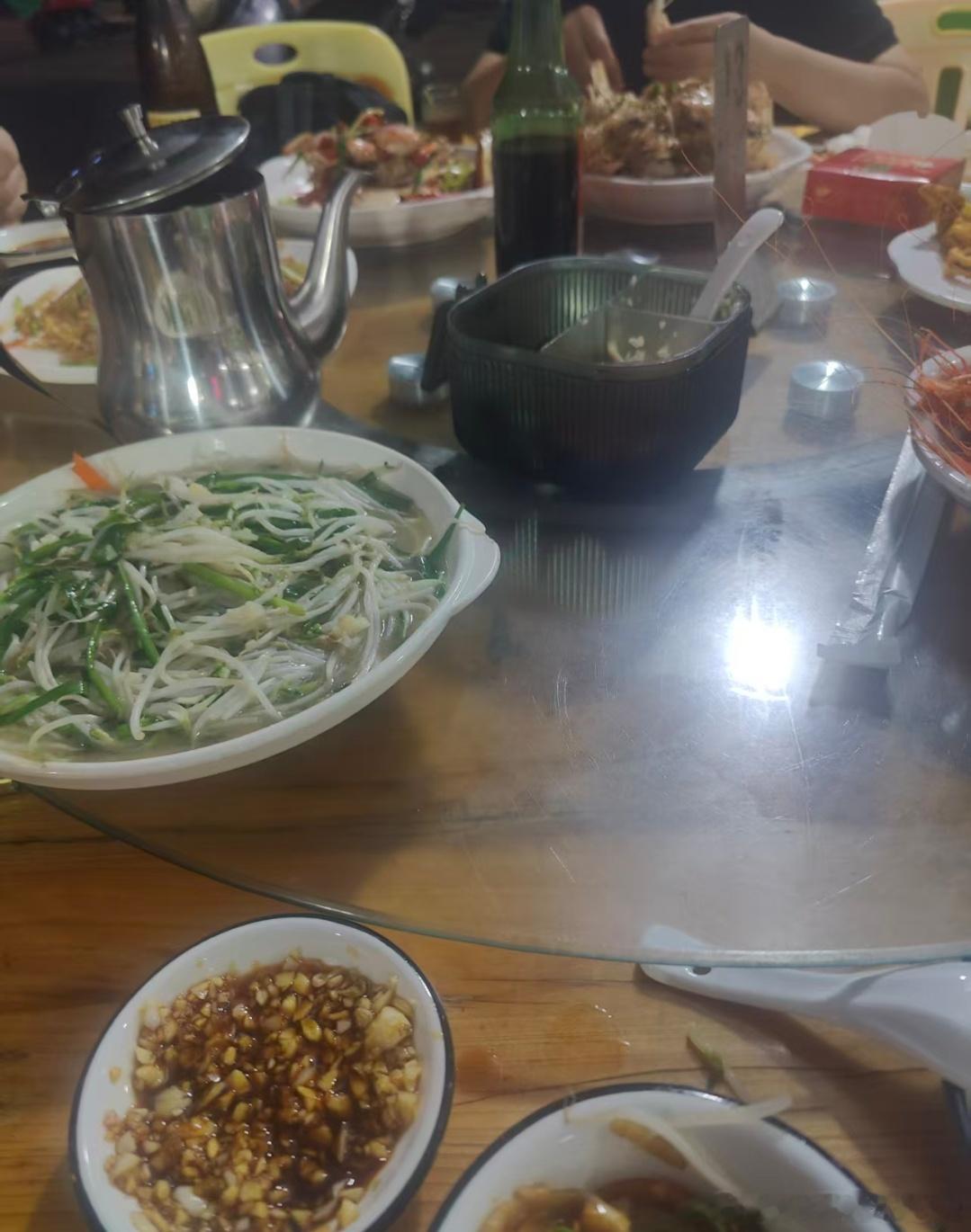 小洪单位请吃饭——海鲜大餐他拍给我最大那个是豆芽我还以为就是有点蒸鱼啊那种海鲜放大看有皮皮虾和螃蟹?