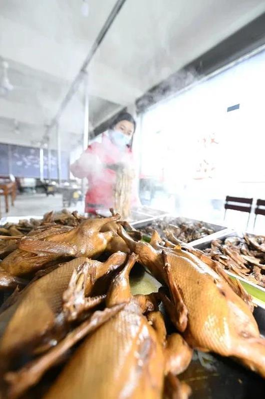 小吃店卤料含吗啡店主被刑拘小吃店的卤料里竟含有吗啡，店主因此被刑拘了。小吃店