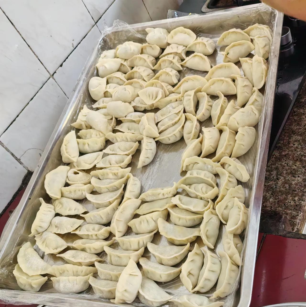 今天是星期天，适逢孩子们都在家，老婆的兄弟姐妹都来到父母家里一起包饺子。平时上