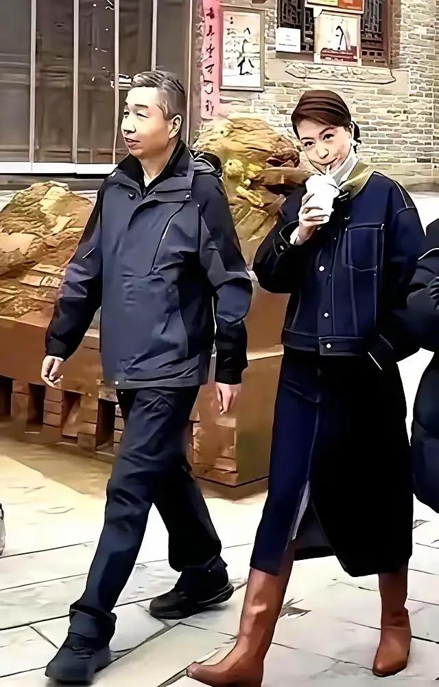 前央视主持人张蕾，最近和丈夫逛街的照片在网上火了。主持人张蕾（常被误写为张雷）是