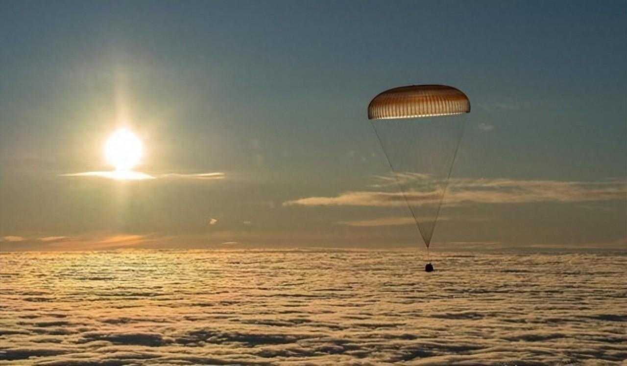 “嫦娥6号”返航方式证明：我国最先超越美国的，可能是军事实力2024年夏天，