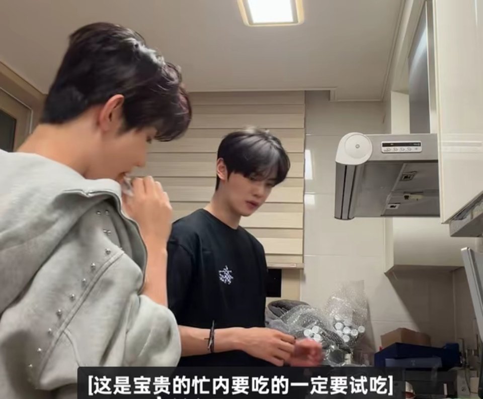 章昊🎻章昊六男一凤梨酥包装都没拆过，刚拆开章昊就吃了一个味道不错才塞进去俩