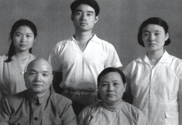 敏与公婆家的一张合影，公公是开国中将，一家人氛围很好！在建国初的岁月里，有一