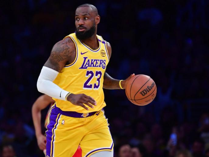 定了！湖人官方更新，明天打勇士，1人回归3人不打，有好戏看了湖人官方更新了最新