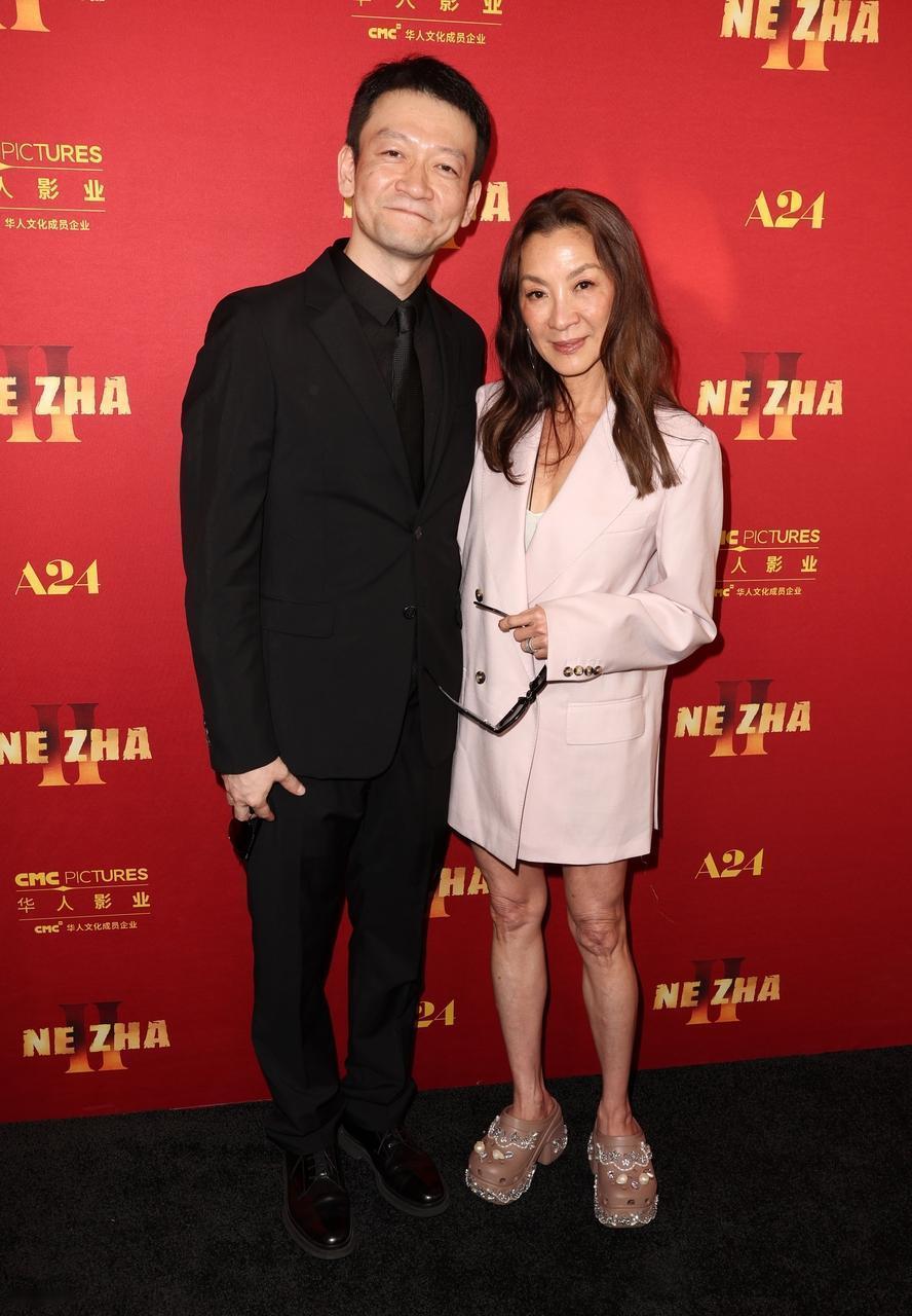 最近郭帆和杨紫琼在宣传新片，两位站在一起都很有国际范儿，也搭配的都很时尚。郭