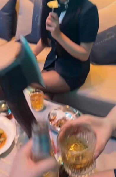 河北，男子看陪酒的公主漂亮，就说给她5000块跟自己开房。公主本来不想答应，但实