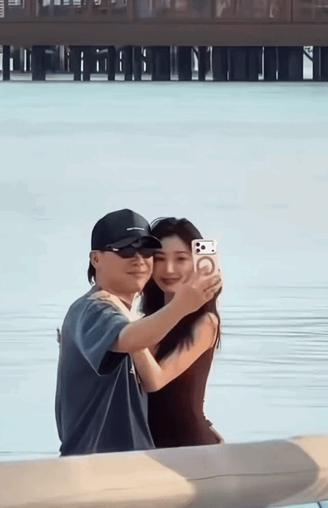 太离谱，胡彦斌啥时候恋爱了😂直接用行动官宣👍一直以为易梦玲是马思唯女朋友?