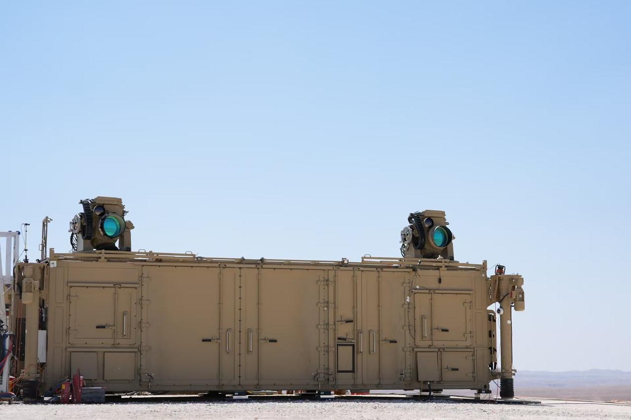 以色列正式宣布铁束激光防空炮服役，但是看起来比我们阅兵展示的燎原-1型激光炮要小