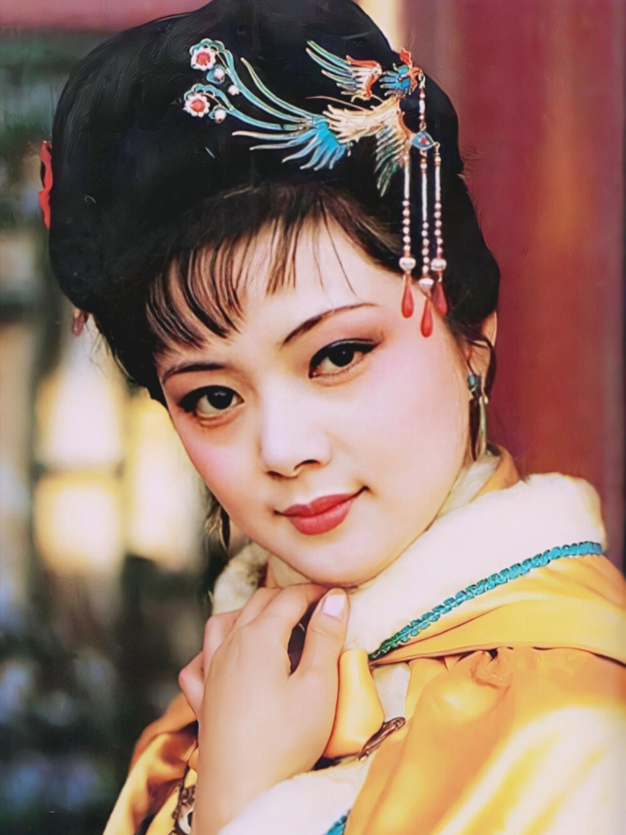 侄女问我《红楼梦》里薛姨妈赖在贾府不走光是为了促成贾宝玉、薛宝钗的金玉良缘吗？