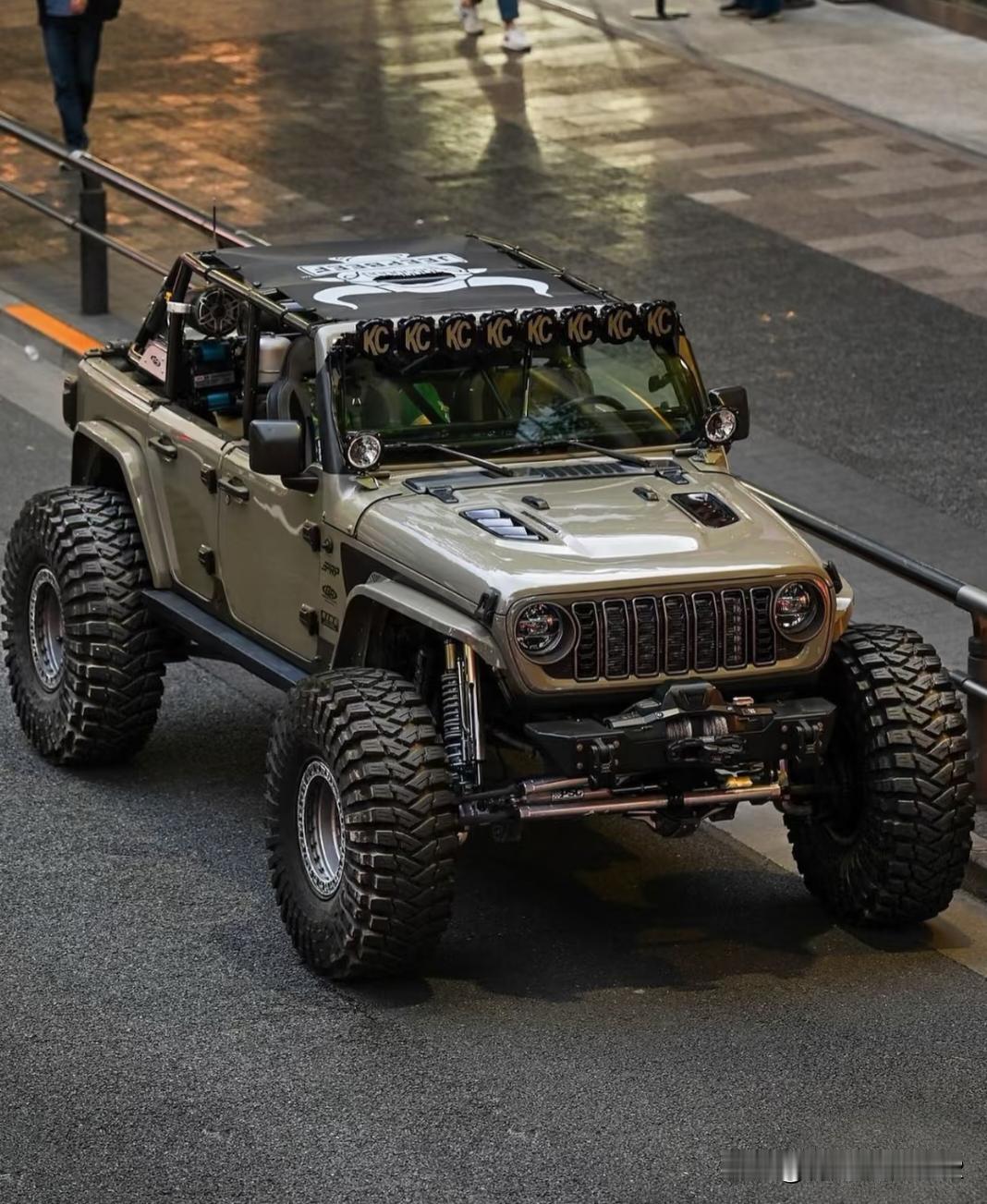 这个牧马人荒野版改的是很成功的，太酷了