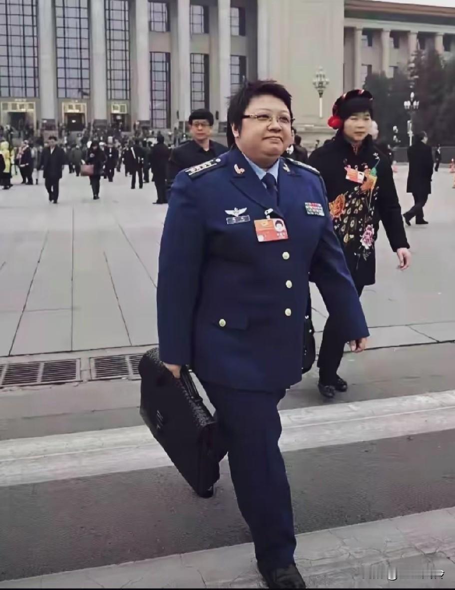 下次还会出现吗??这是韩红，早年以军队人大代表身份参加两会的旧照，她曾任职空军