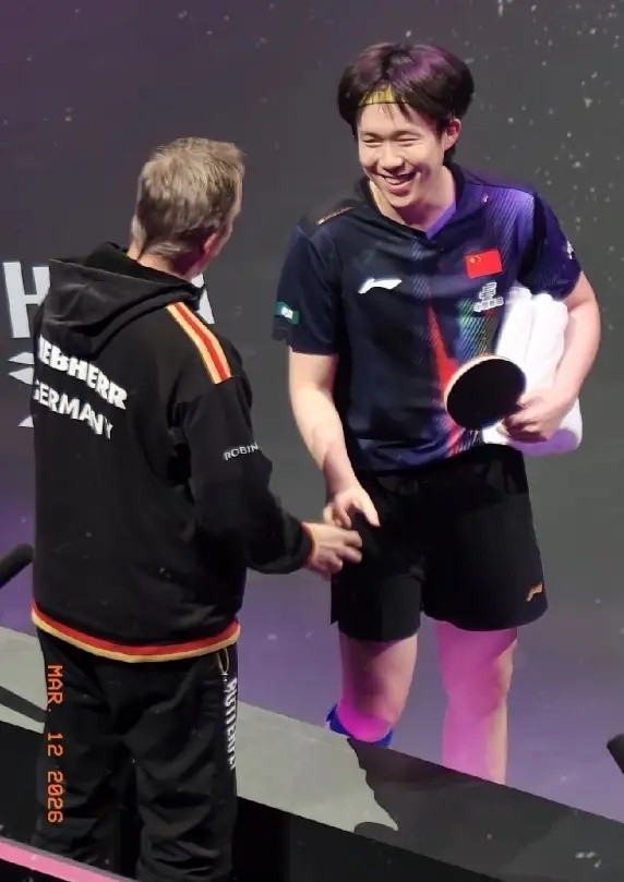 王楚钦3-0完胜弗朗西斯卡后，没有立刻高举双手庆祝，径直走向场边，与德国队主帅罗