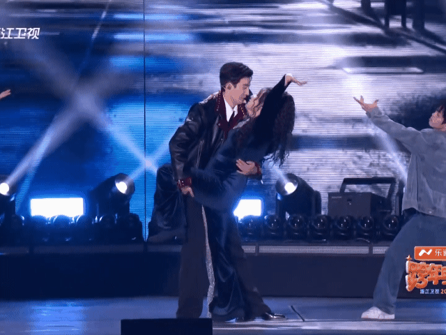 李川求婚锤娜丽莎表演完亲了一口，锤娜丽莎捶李川这下磕到了🤣想起说他是又帅又帅又