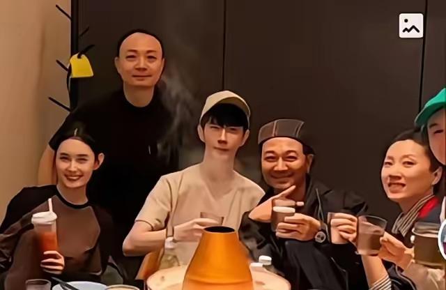 小于的经纪人出现在《寄生虫》话剧杀青合照里，站得挺自然，一点不怯场这张杀青